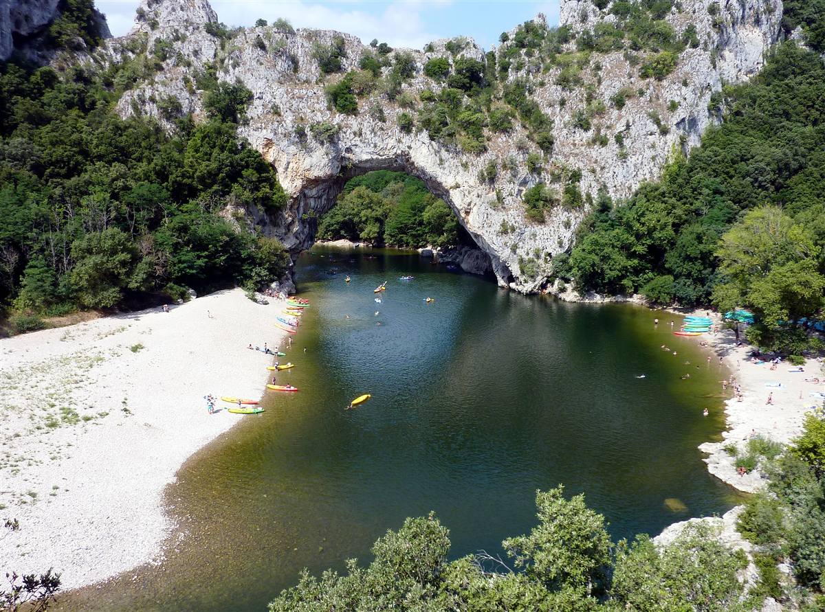 Le Pont d'Arc, arche naturelle dans les gorges de l'Ardèche, avec des kayaks sur la rivière