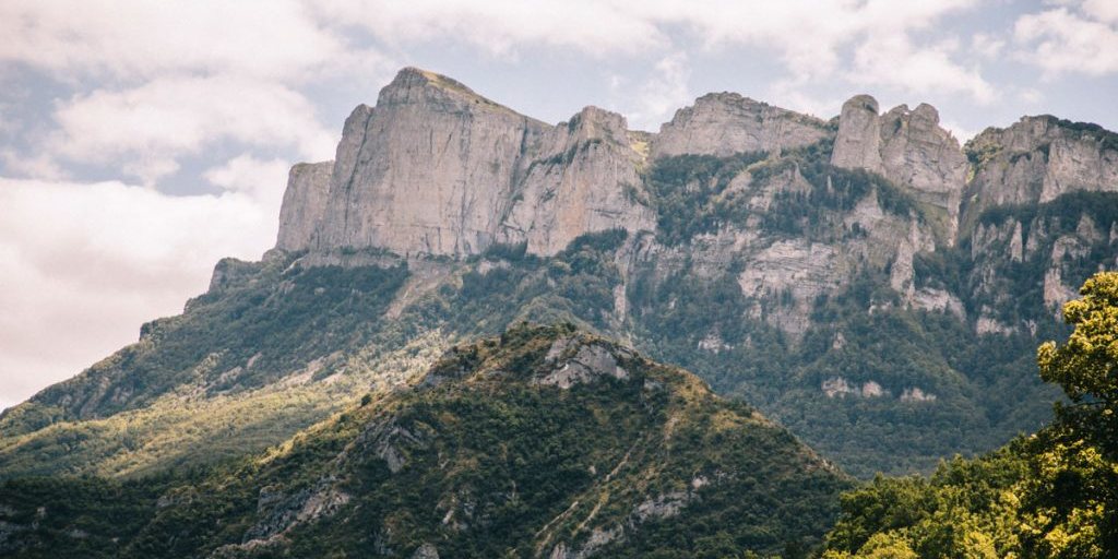 Le massif des Trois Becs vu depuis la vallée de la Drôme, avec le Veyou, le Signal et Roche Courbe
