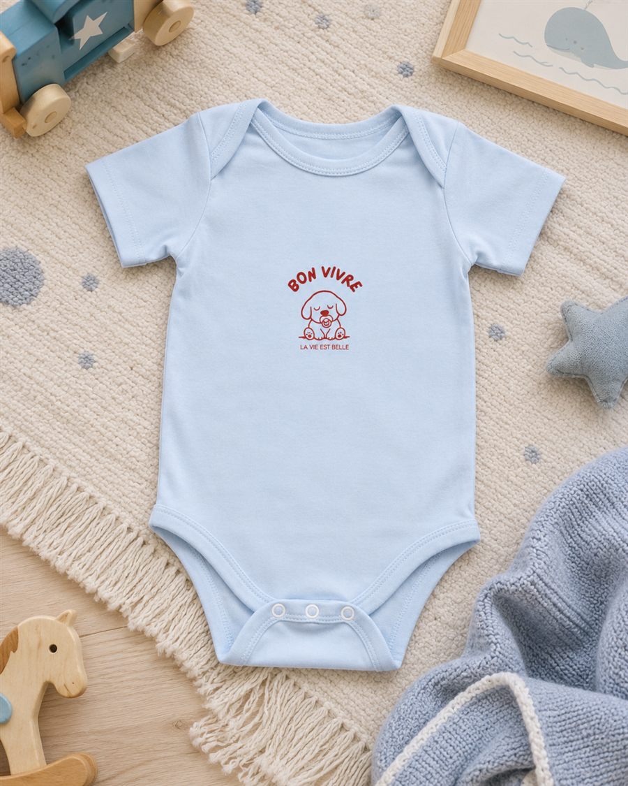 Body bébé Auguste Bon Vivre coloris bleu, avec le petit chien Bon Vivre et une tétine