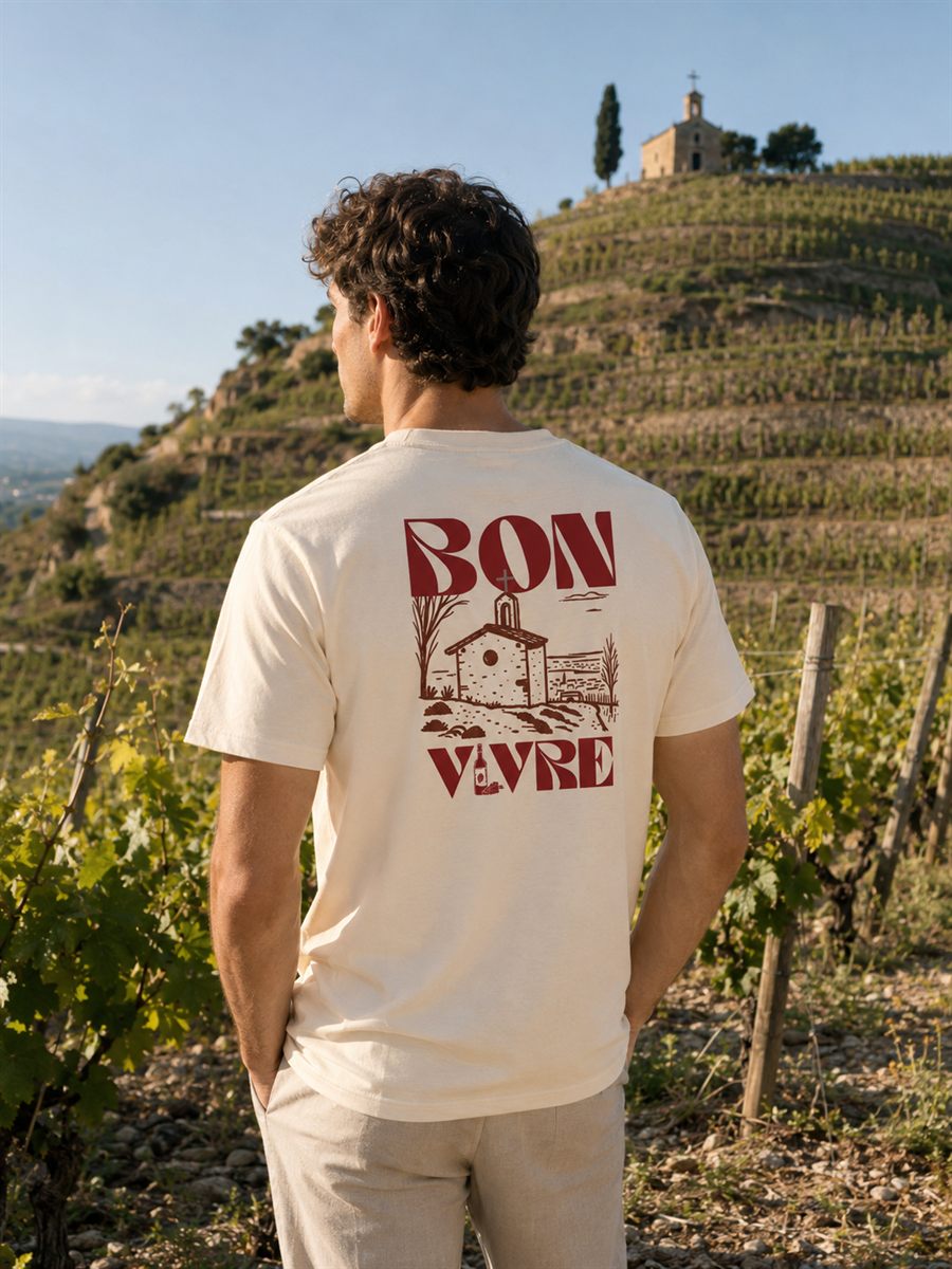 T-shirt Ermitage Bon Vivre porté de dos, impression "Bon Vivre" devant les vignes de l'Hermitage