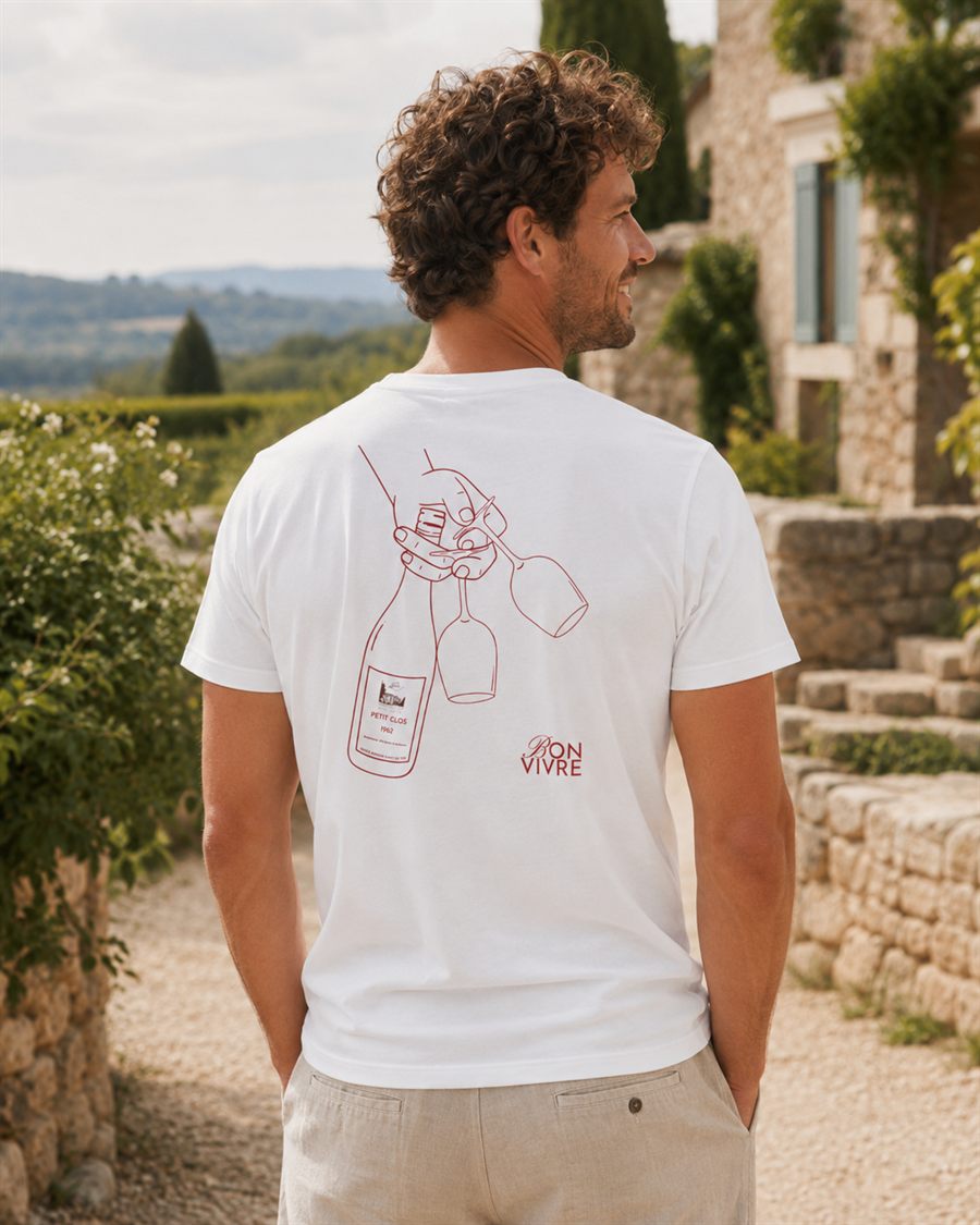 T-shirt Petit Clos Bon Vivre porté de dos, illustration d'un toast au vin