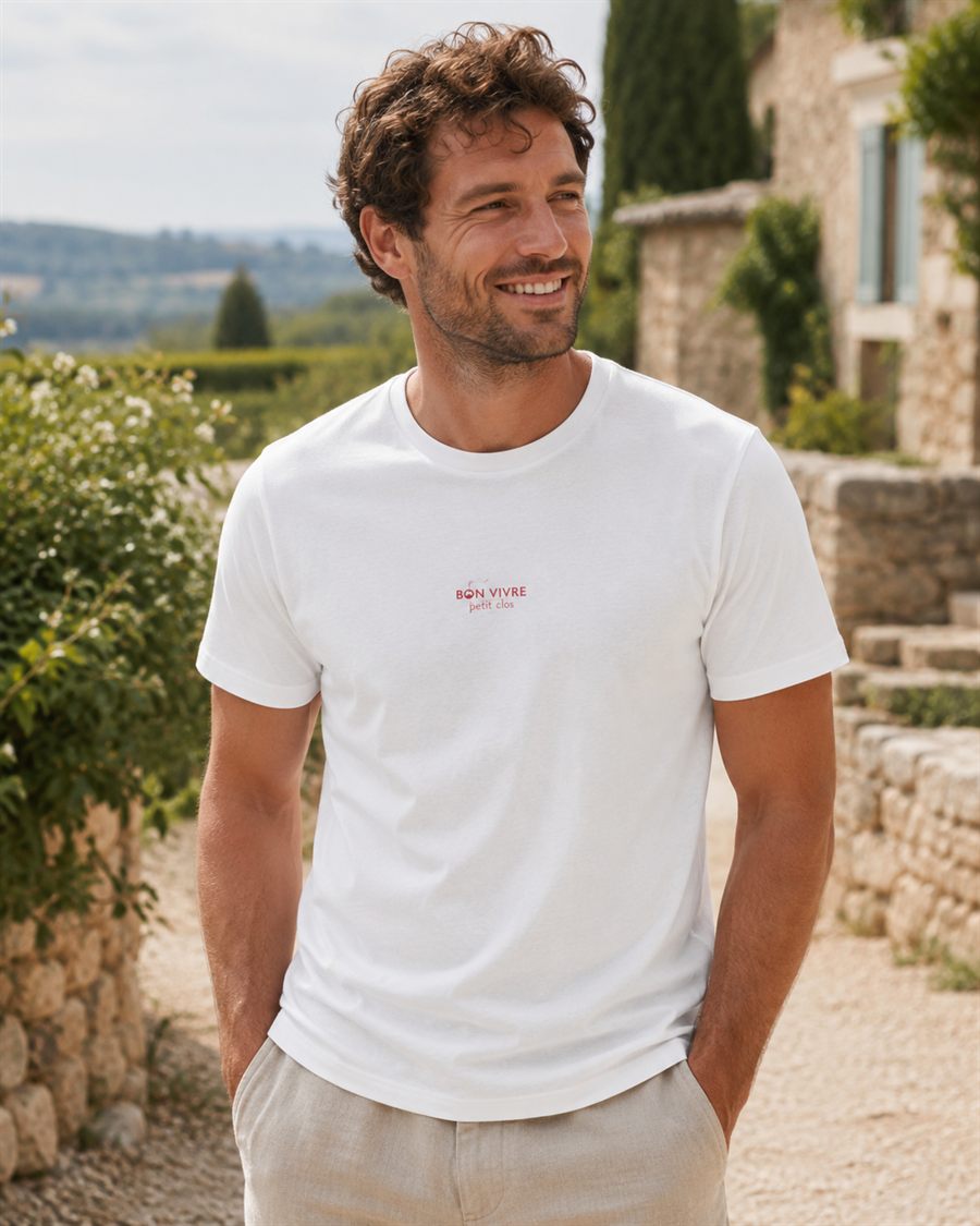 T-shirt Petit Clos Bon Vivre porté de face, petit logo Bon Vivre Petit Clos sur la poitrine