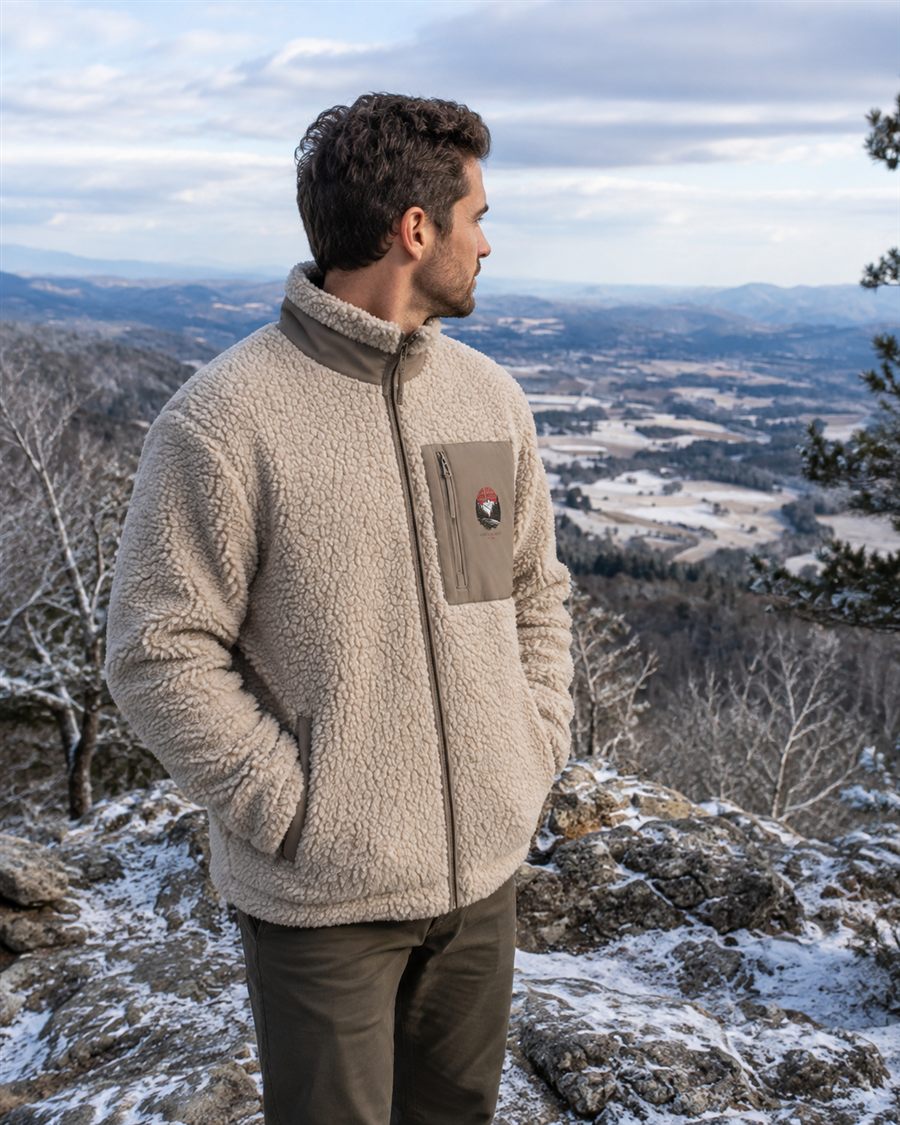 Veste sherpa Serre de la Roue Bon Vivre portée en montagne