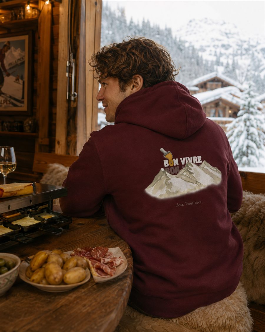 Sweat Trois Becs Bon Vivre porté de dos, impression montagne, scène de raclette